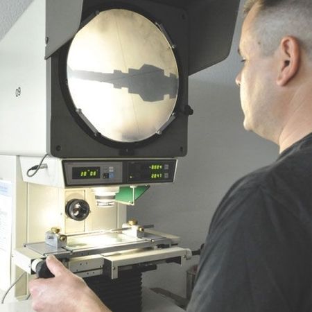 Ein Mitarbeiter untersucht unsere Drehteile