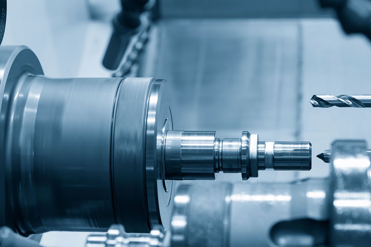 Metall wird von einer Drehmaschine geschnitten